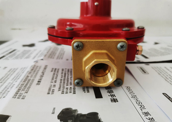 El regulador de alta presión R622H-JGK del gas de Fisher LPG utiliza para cocinar a POL Inlet Fitting de cobre amarillo