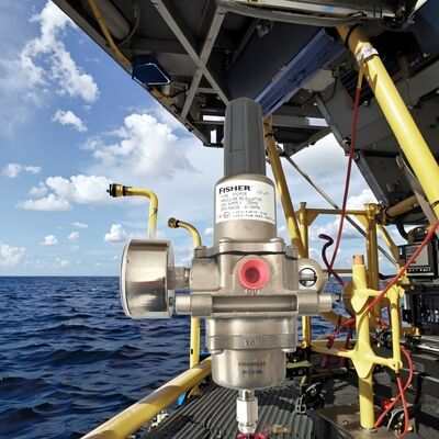 Regulador de gas Fisher con cuerpo de acero inoxidable y presión de entrada de 250 psi para aplicaciones en alta mar